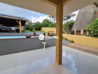 Foto de uma área externa com piscina e deck em Lajeado.