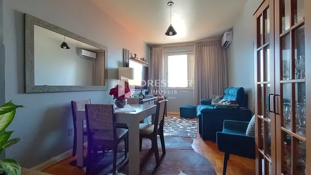Sala de estar com mesa de jantar e sofá em um imóvel no Brasil.