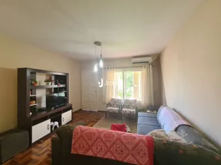 Sala de estar com sofá e janela em um imóvel no Brasil.