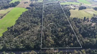 Vista aérea de um terreno com vegetação densa na região de Lajeado, Brasil.