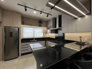 Cozinha moderna com armários e iluminação em LED.