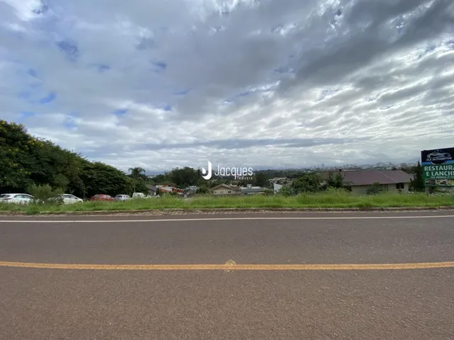 Vista da paisagem de casas em Lajeado, Brasil, ao lado de uma estrada.