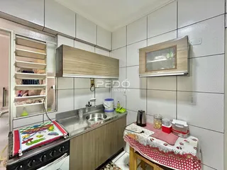 Foto de uma cozinha com armários e bancada em um imóvel no Brasil.