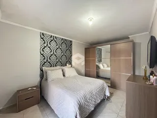 Quarto com cama e armário em um imóvel no Brasil.