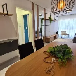 Foto de uma mesa de madeira em um ambiente interno.