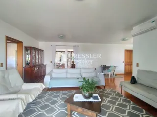 Sala de estar com sofá e piso de madeira clara.