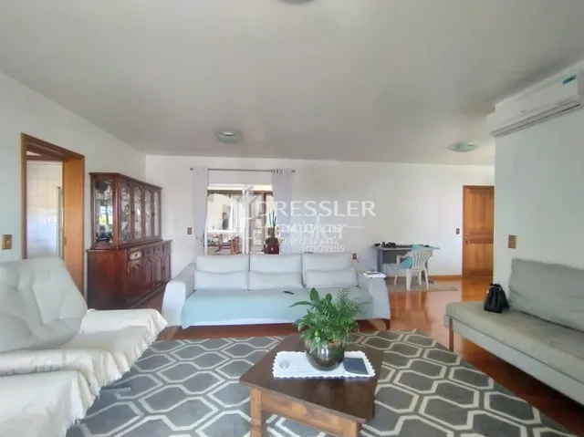 Sala de estar com sofá e piso de madeira clara.