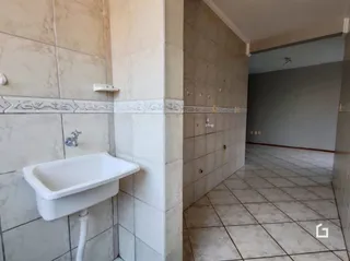 Foto de um banheiro com azulejos brancos na Lajeado.