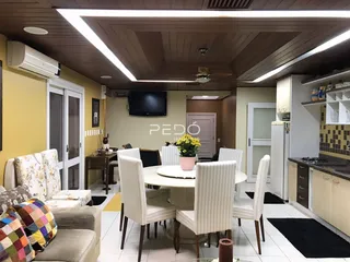 Foto interna de uma sala de jantar com mesa e cadeiras em um imóvel no Brasil.