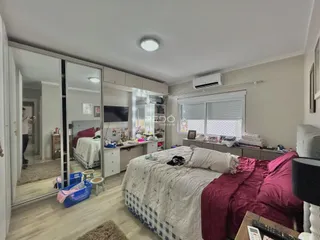 Quarto com cama e janela em um imóvel.