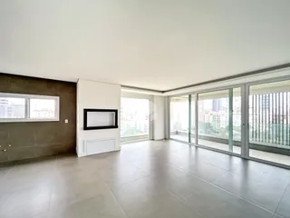 Sala de estar ampla com piso de cerâmica e portas de vidro.