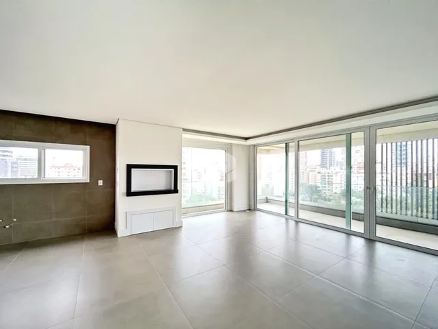 Sala de estar ampla com piso de cerâmica e portas de vidro.