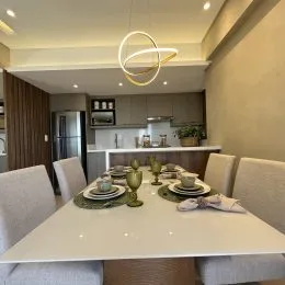 Foto de uma mesa de jantar posta em um ambiente interno.