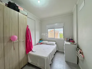 Quarto com armário e cama em um imóvel no Brasil.
