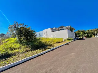 Fachada de uma residência em Lajeado, Brasil, com jardim e estrada.