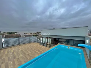 Vista externa de uma propriedade com piscina e área de lazer em Lajeado.