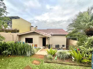Fachada de uma casa residencial em Lajeado, Brasil, com jardim frontal.