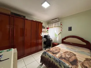Quarto com armários de madeira e cama.