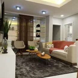 Sala de estar com sofá e decoração moderna em um apartamento.