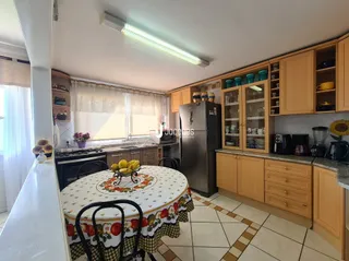 Foto de uma cozinha com armários de madeira e piso cerâmico.