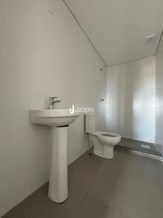 Foto de um banheiro com pia e vaso sanitário em um imóvel.