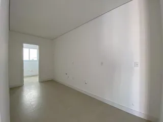 Foto de um corredor interno com paredes brancas e piso claro.