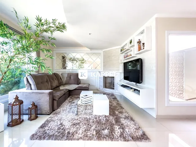 Sala de estar moderna com sofá grande e lareira decorada.