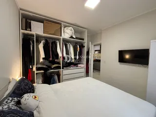 Quarto com guarda-roupas e cama em um apartamento no Brasil.