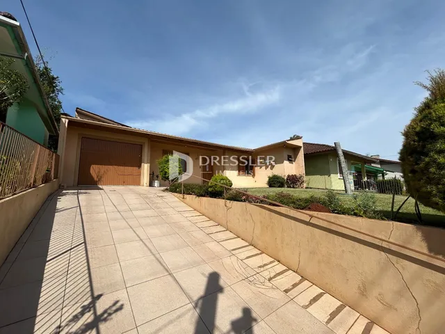 Fachada de uma residência em Lajeado com jardim e calçada.