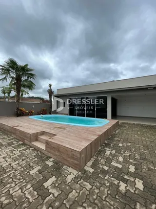 Foto da área da piscina e deck de uma residência em Lajeado.