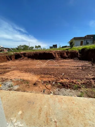 Foto de uma área de terra exposta com borda de concreto em um terreno.
