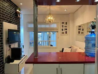 Sala de estar com janela e iluminação decorativa em um imóvel em Lajeado.