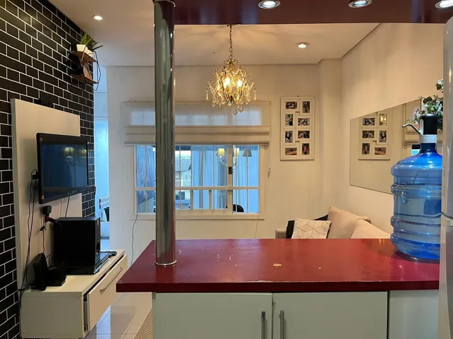 Sala de estar com janela e iluminação decorativa em um imóvel em Lajeado.
