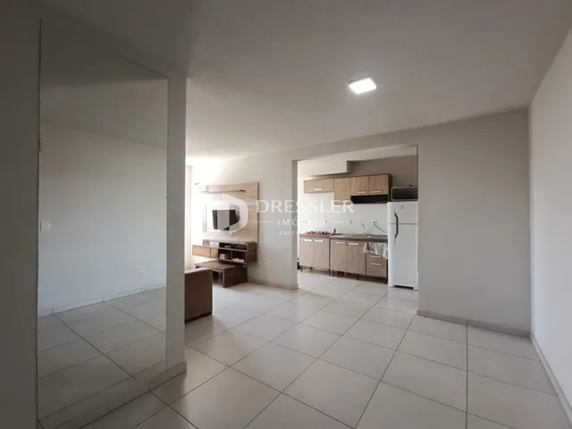 Ambiente interno de sala de estar com cozinha em Lajeado, Brasil.