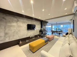 Sala de estar moderna com parede cinza e sofá de cor clara.