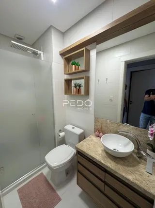 Foto de um banheiro interno com vaso sanitário e pia.