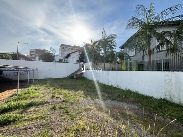Vista da fachada da propriedade em Lajeado, Brasil com muro branco e vegetação.