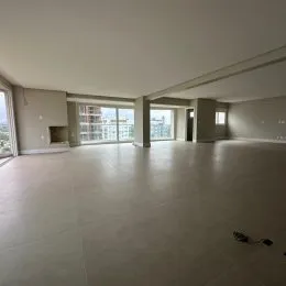Foto de um espaço interno amplo e vazio em uma residência.