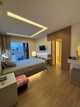Foto de um quarto com cama e piso de madeira em um imóvel.
