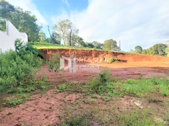 Área de terra com vegetação rasteira em Lajeado, Brasil.