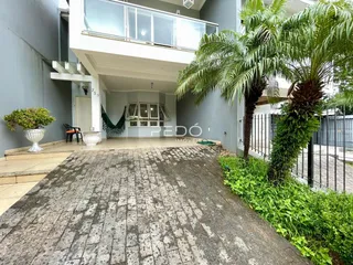 Fachada de um imóvel residencial em Lajeado, Brasil, com área pavimentada e vegetação.