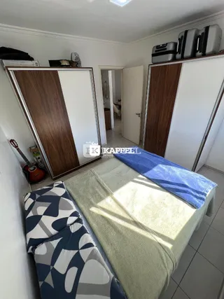 Quarto com cama e armários de madeira.