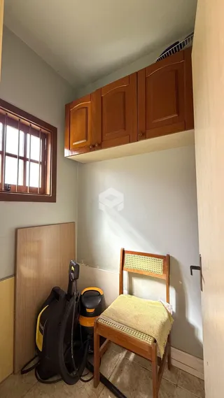 Quarto com cabeceira de madeira e armários superiores