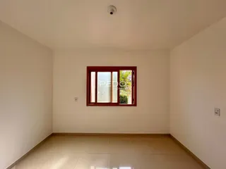 Foto de um cômodo interno com paredes brancas e piso claro.