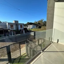 Vista externa de um terraço com grade de vidro em uma propriedade em Lajeado.