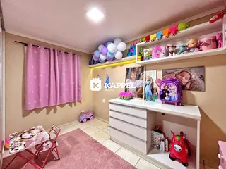 Quarto decorado com cortinas rosa e prateleiras de decoração brancas.