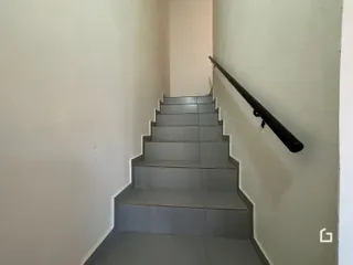 Hall de entrada com escadaria em um imóvel.