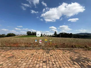 Vista externa de um campo aberto com placas de venda em Lajeado.