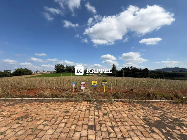 Vista externa de um campo aberto com placas de venda em Lajeado.