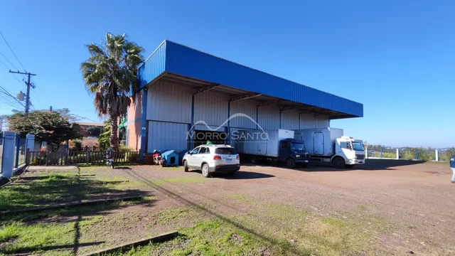 Fachada de um galpão industrial em Lajeado, Brasil, sob céu azul.